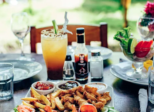 Mariscos fritos con cóctel — restaurante Bomalu