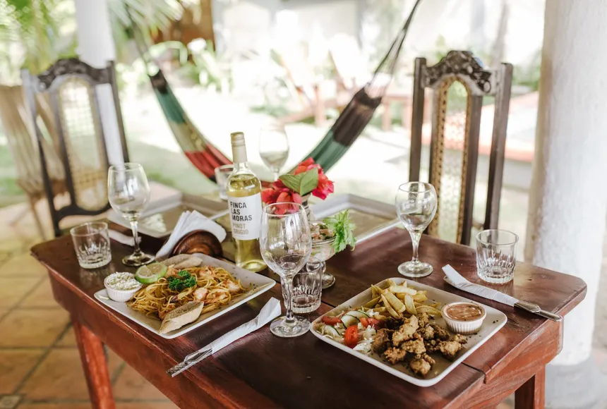 Mesa romántica con vino blanco y mariscos — Bomalu