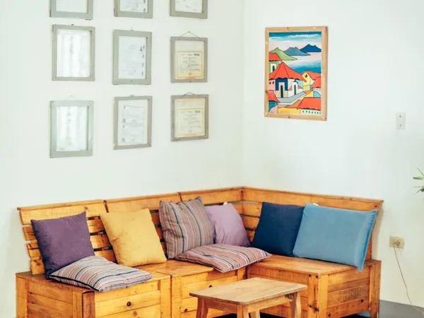 Sala de estar de Bomalu con sofá de madera y arte