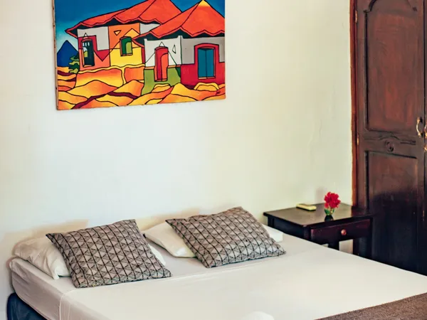 Habitación triple con arte nicaragüense — Bomalu