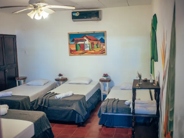 Habitación doble con cama matrimonial — Bomalu
