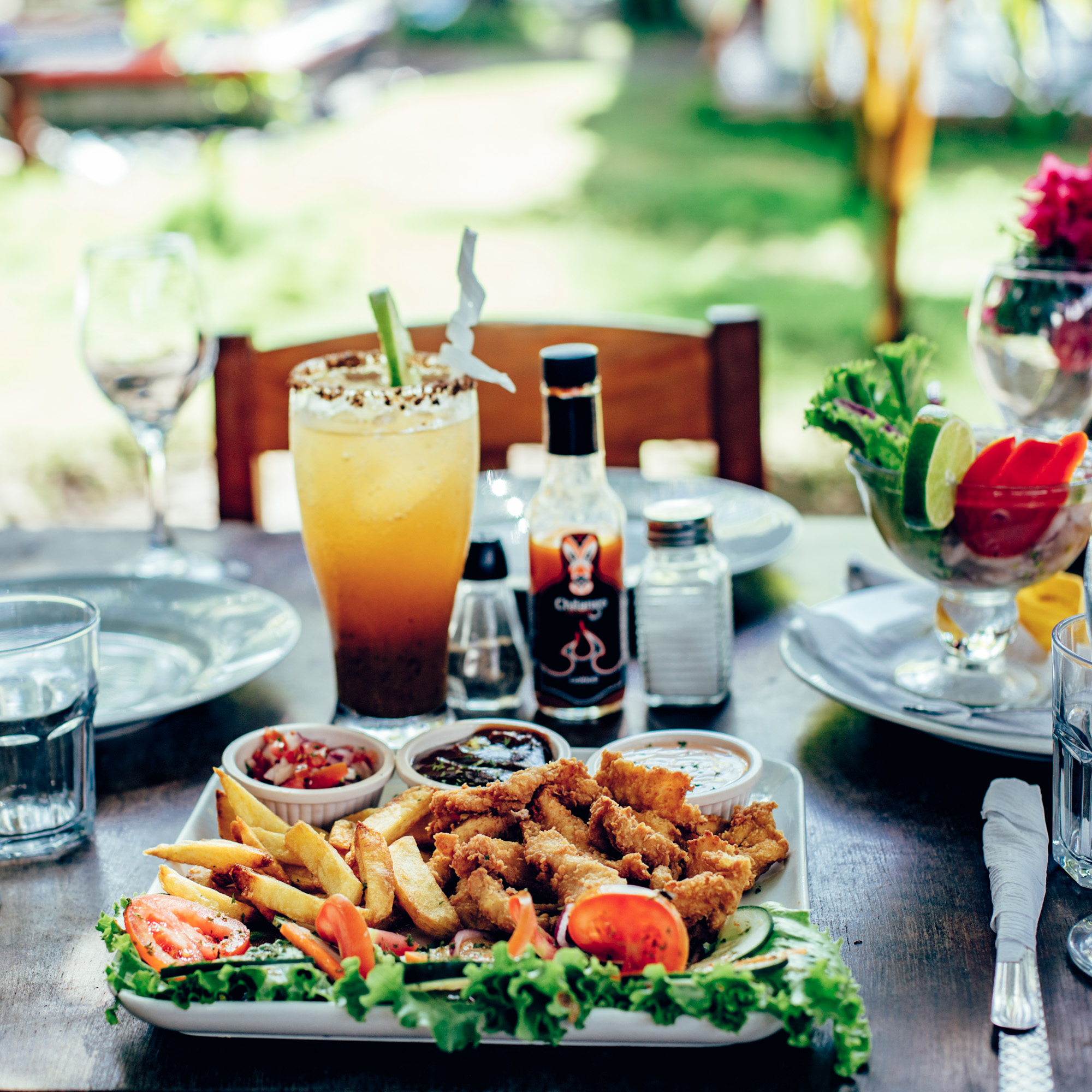 Mariscos fritos con cóctel — restaurante Bomalu
