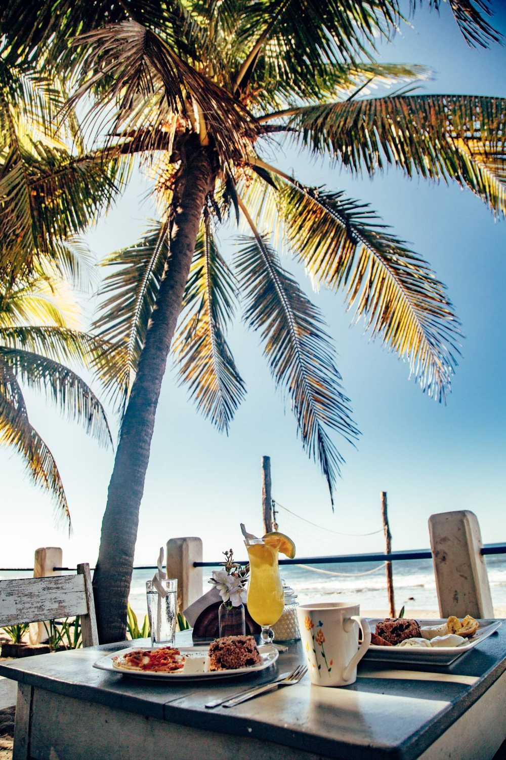 Desayuno frente al mar con palmera — Bomalu Las Peñitas