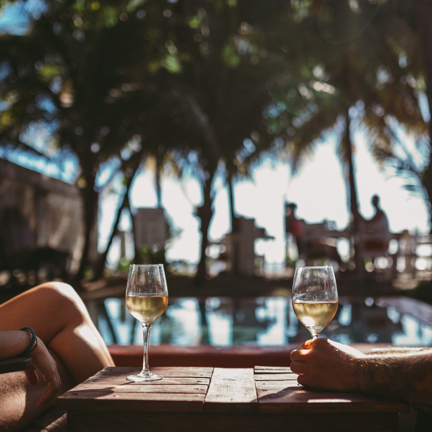 Copas de vino junto al mar — Bomalu