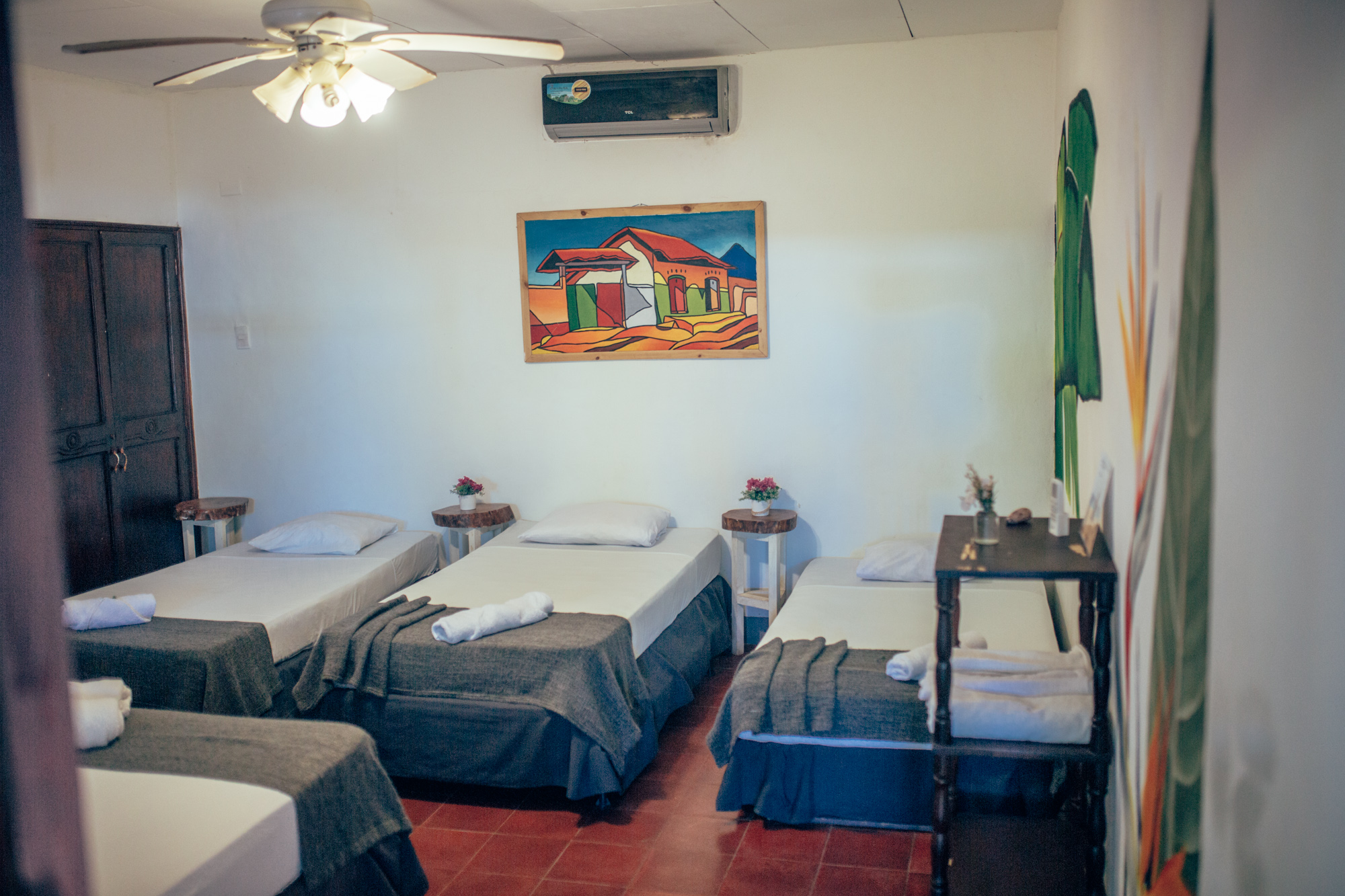 Habitación triple con arte nicaragüense — Bomalu